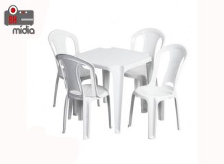 Mesas e cadeiras em PVC